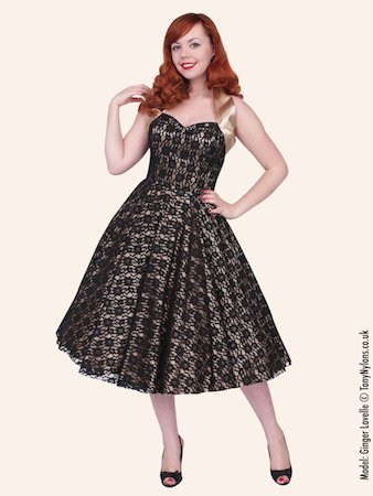 Contrasting black lace and champagne satin. Pure luxury!