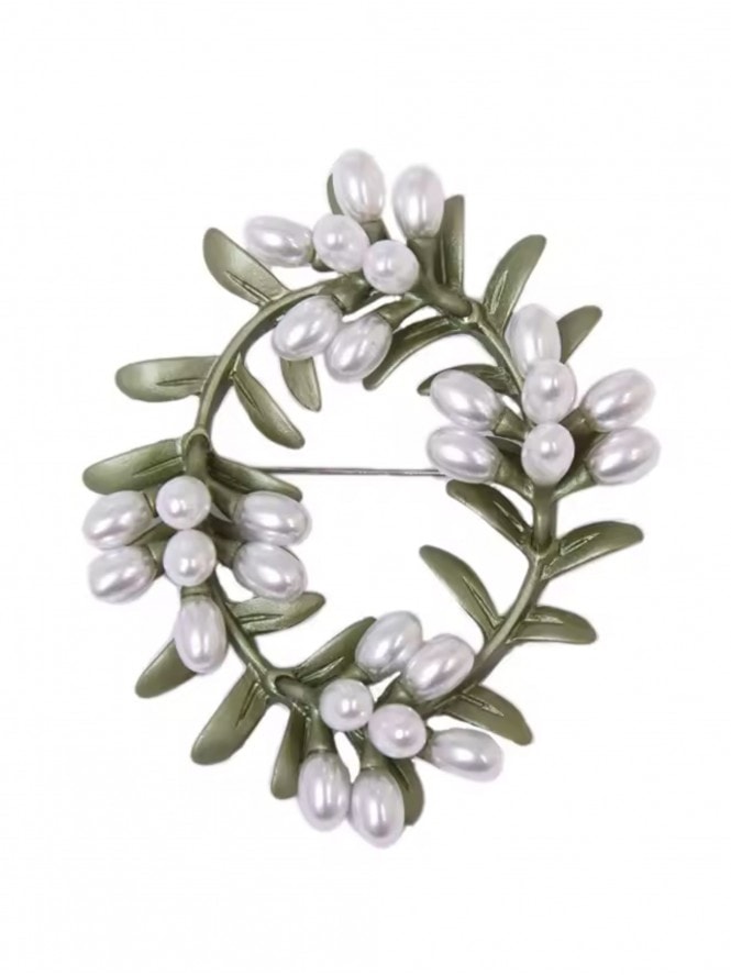 Mistletoe Wreath Brooch